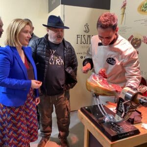 Cortador de jamón con Jamón de bellota ibérico en Madrid Fusión 2020