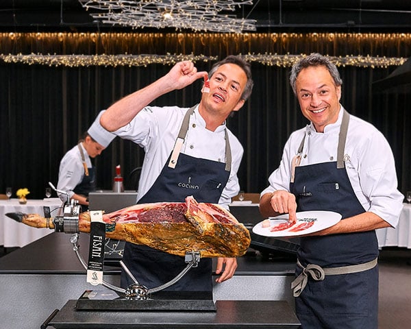 Hermanos Torres y jamón de bellota ibérico FISAN cortado a mano