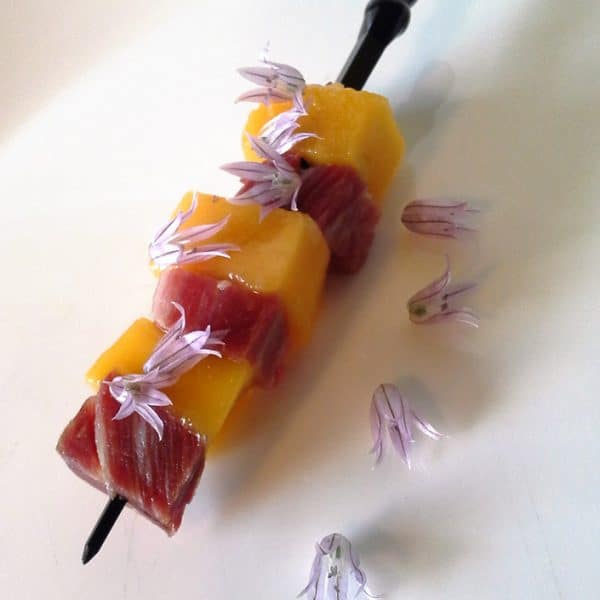 Pincho de Jamón Ibérico de Bellota FISAN con Mango y Flores de Cebollino