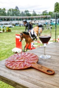 Tabla de jamón FISAN y copa de vino en el Concurso de hípica LONGINES Global Champions Tour