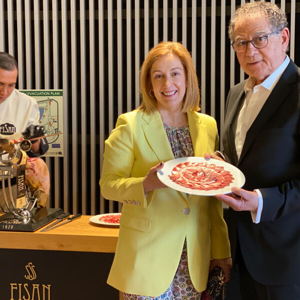 FISAN ACOMPAÑA A ROBERTO VERINO EN LA INAUGURACIÓN DE LA EXPOSICIÓN “CUARENTAMÁSUNO” DE #ESTILOVERINO