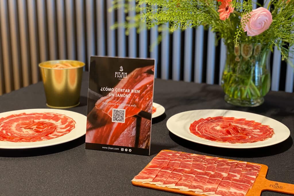 Platos de jamón de bellota ibérico FISAN en inauguración de la exposición “CUARENTAMÁSUNO” de #ESTILOVERINO