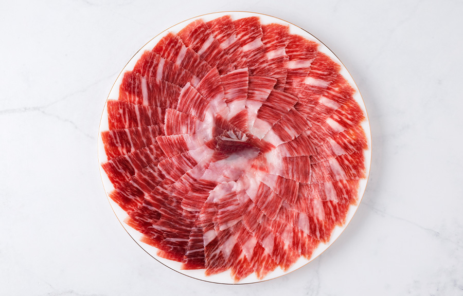 El jamón de bellota ibérico: un manjar perfecto para una alimentación saludable y un aliado para quienes están a dieta y quieren vigilar su peso.