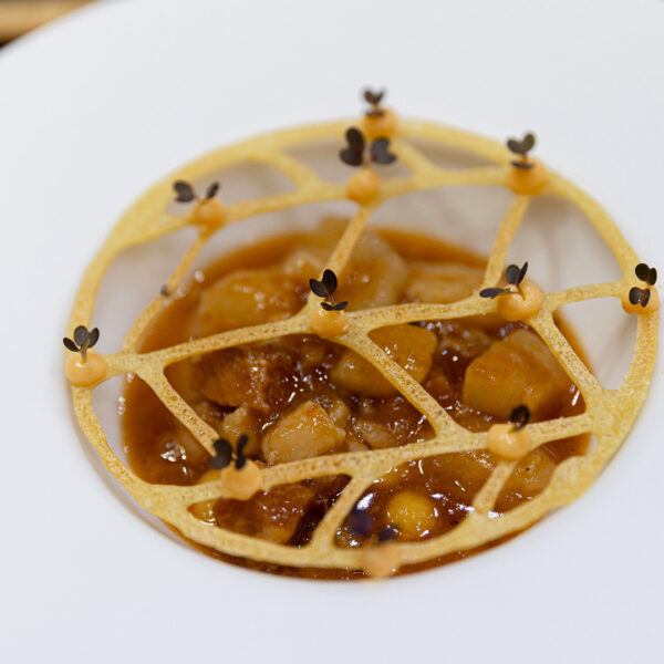 Callos de Chuleta de cerdo de Bellota Ibérico madurada, ñoquis de Chorizo Alta Gastronomía FISAN y limón encurtido