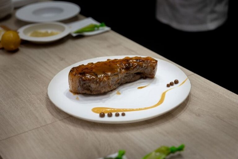 Matured bellota Iberico pork chop (5-month maturation) with FISAN Bellota 100% Iberico Alta Gastronomía Ham sauce