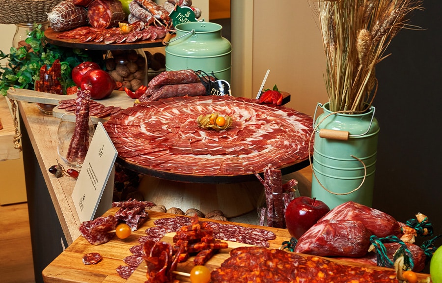5 CONSEJOS PARA PREPARAR BANDEJAS DE EMBUTIDOS IBÉRICOS DECORADAS PARA FIESTAS Y EVENTOS