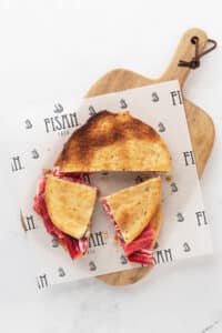 Pan de pita relleno de ibéricos FISAN, una idea de bocadillo original y fácil de comer para niños.