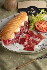 Bocadillo de jamón de cebo de campo ibérico FISAN en pan rústico con tomate y aceite de oliva para llevar al cole