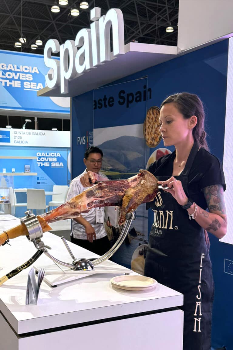 Profesional del corte de jamón ibérico mientras corta una pieza FISAN en la 68ª edición de la Summer Fancy Food de Nueva York