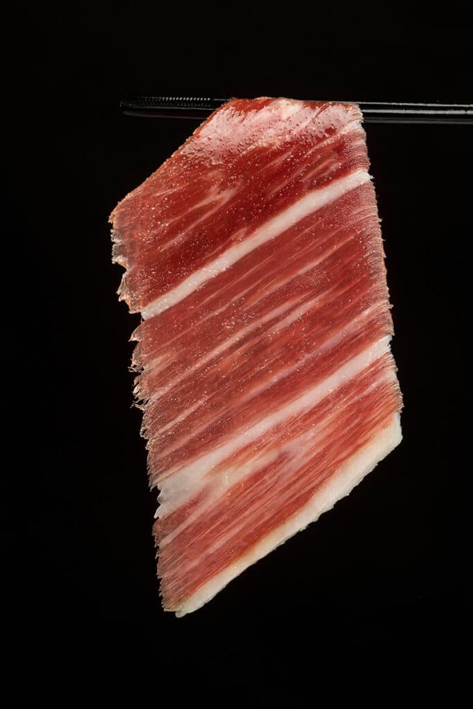 Loncha fina de jamón ibérico de bellota FISAN lista para degustar