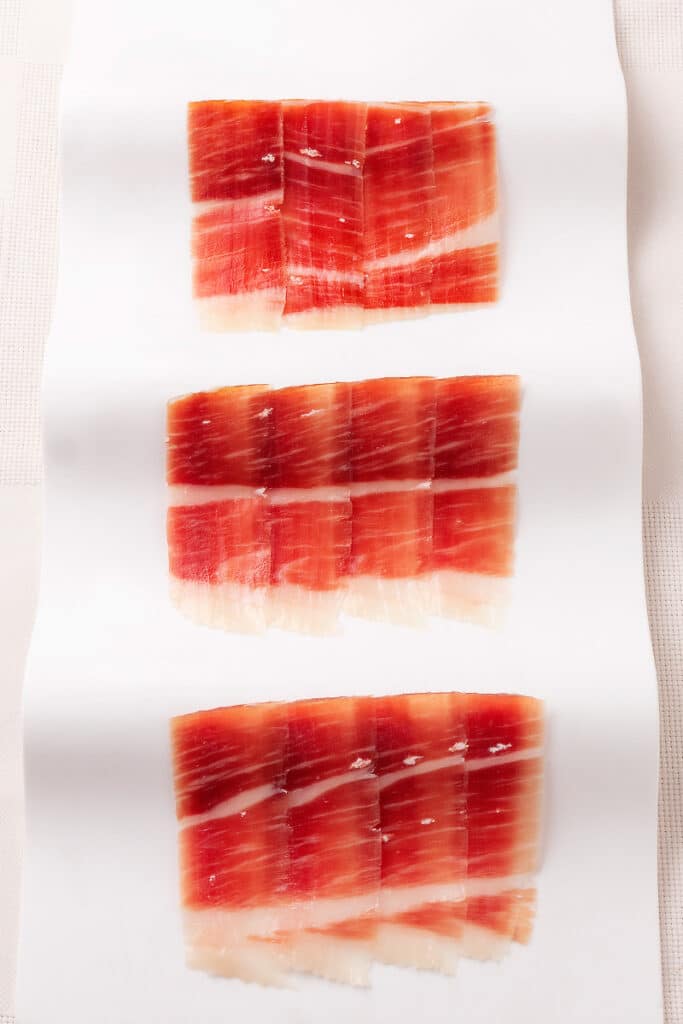 Lonchas de jamón ibérico FISAN cortadas finas, donde se aprecian cristales de tirosina