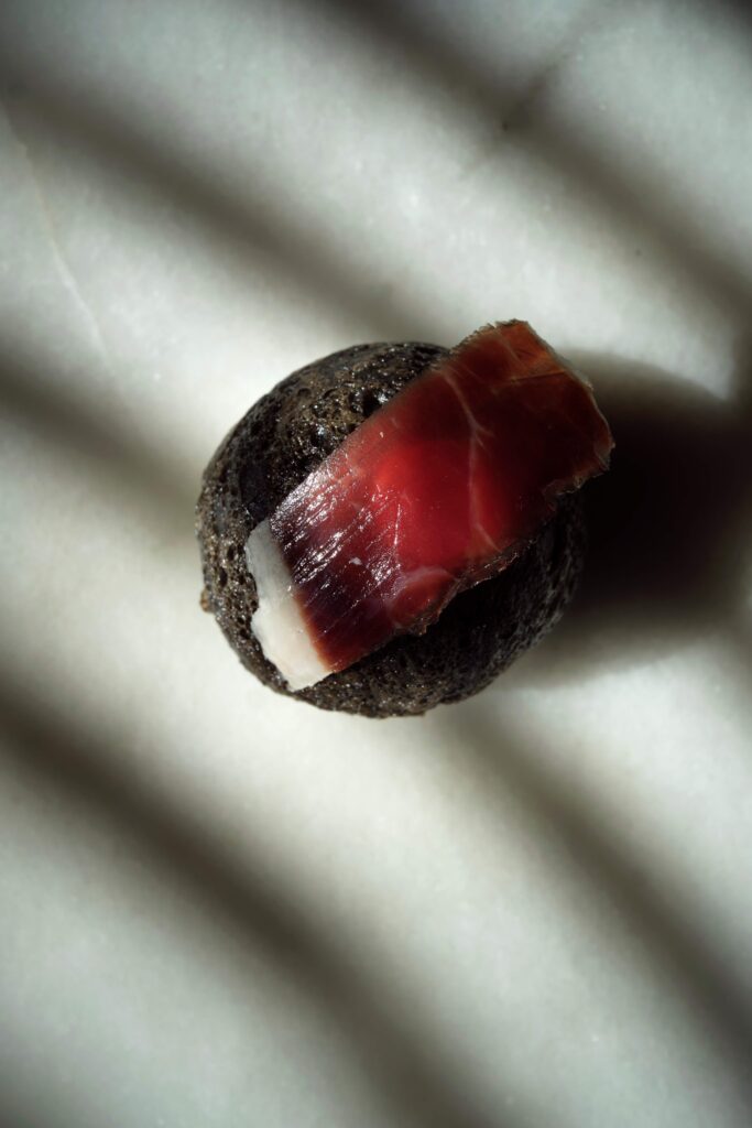 Bollo frito de tinta, relleno de un guiso de calamar con Jamón Alta Gastronomía de FISAN