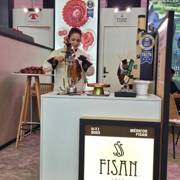 FISAN MUESTRA CÓMO LA EXCELENCIA DE LA BELLOTA TRASCIENDE FRONTERAS EN ANUGA 2025, EL GRAN ESCAPARATE MUNDIAL DE LA ALIMENTACIÓN