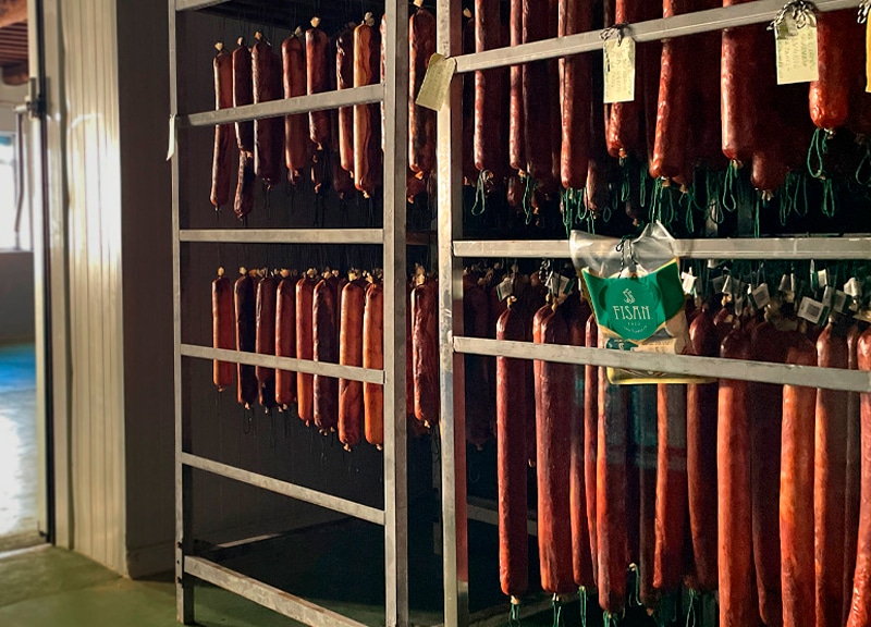 Embutidos ibéricos FISAN colgados en un secadero durante su proceso de curación natural.