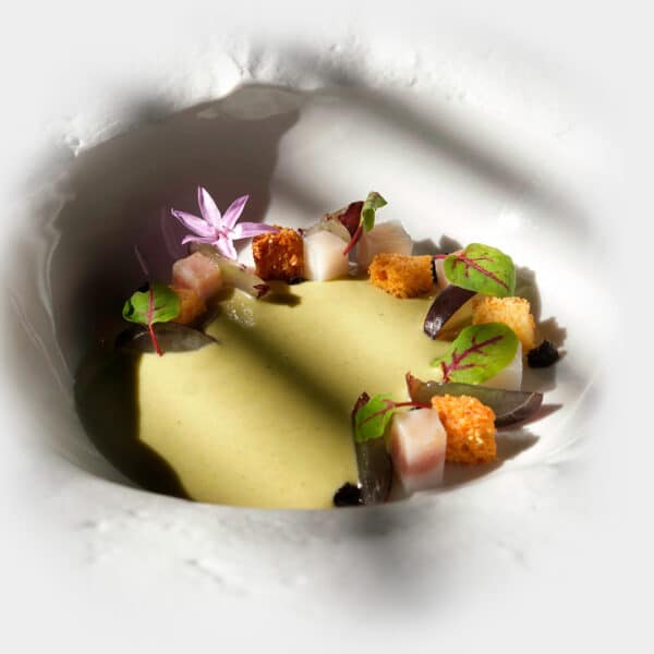 Ajo blanco de pistacho, Papada de Bellota 100% Ibérica Curada FISAN, uvas, pan brioche y emulsión de ajo negro