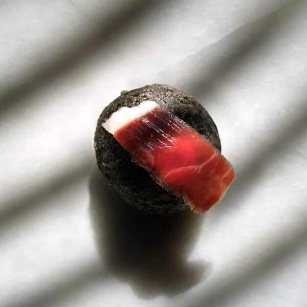 Bollo frito de tinta, relleno de un guiso de calamar con jamón Alta Gastronomía Edición Limitada añada 2021