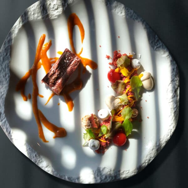 Presa de bellota 100 % ibérica FISAN, ahumada con sarmiento y acabada en Kamado, acompañada de ensalada