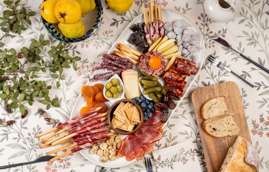 Bandeja grande de aperitivos con embutidos FISAN