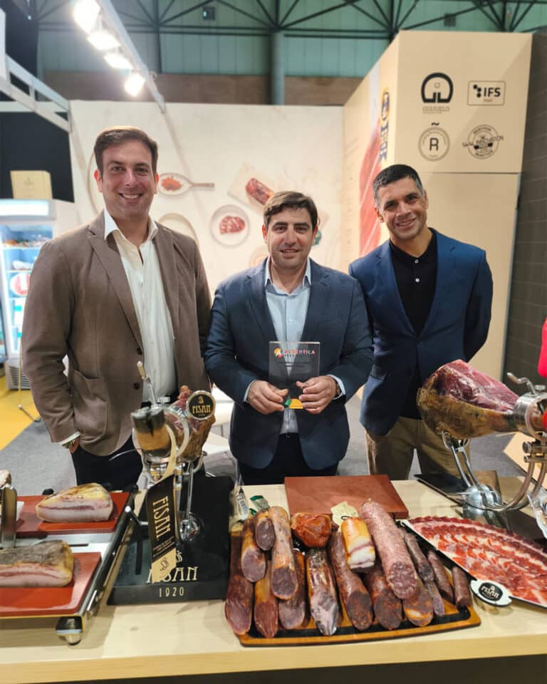 Javier Sánchez junto con el equipo FISAN, Nacho Mangas y Francisco Martín