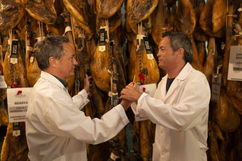 Hermanos Torres y jamones de bellota ibéricos en proceso de curación