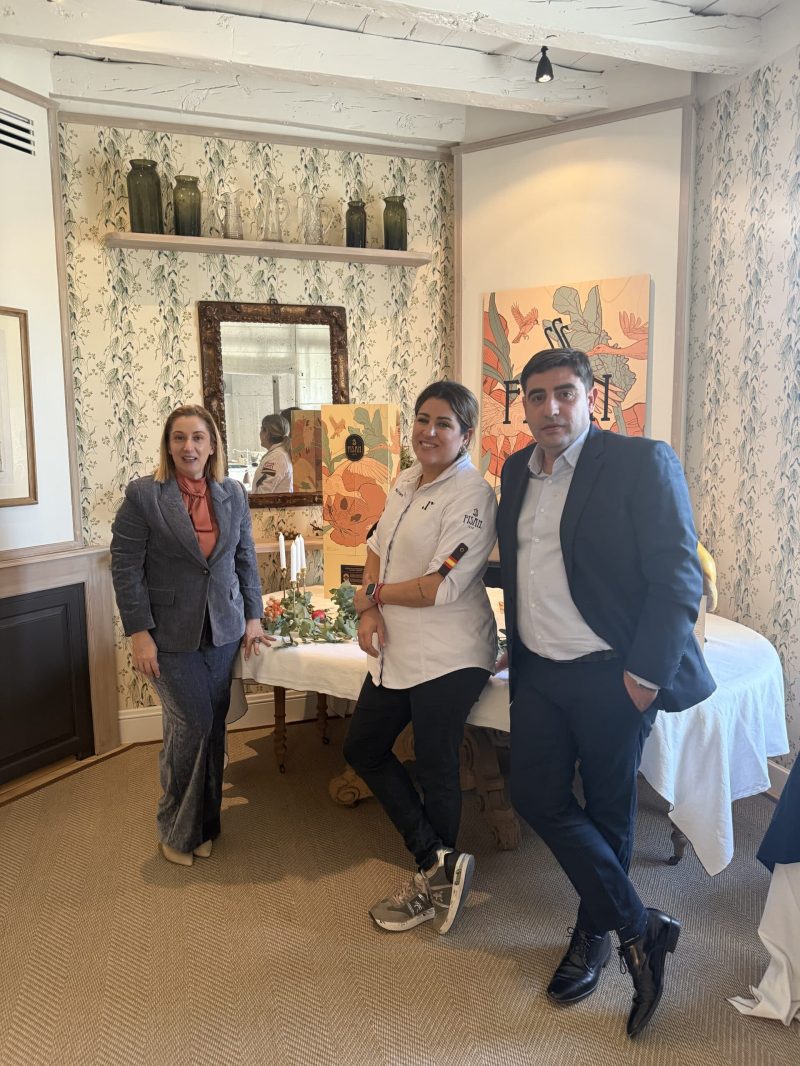 Rocío Parra, Chef En La Parra, y FISAN en la presentación del Jamón Alta Gastronomía Añada 2021.