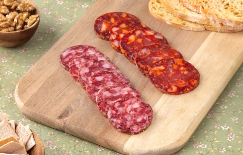 Piezas de embutido ibérico 100% natural FISAN curándose lentamente en el secadero de Guijuelo