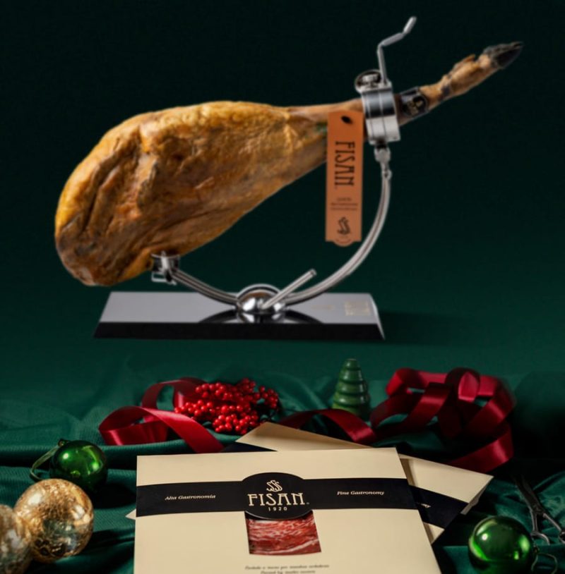 Mesa festiva de Navidad con jamón ibérico FISAN