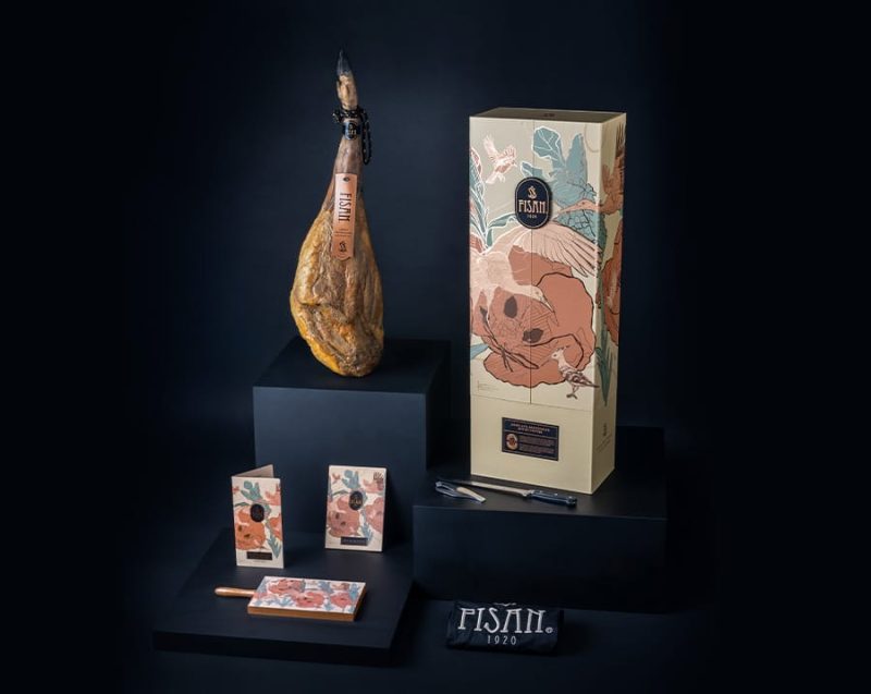 Bodegón de regalos gourmet para Navidad con ibéricos FISAN