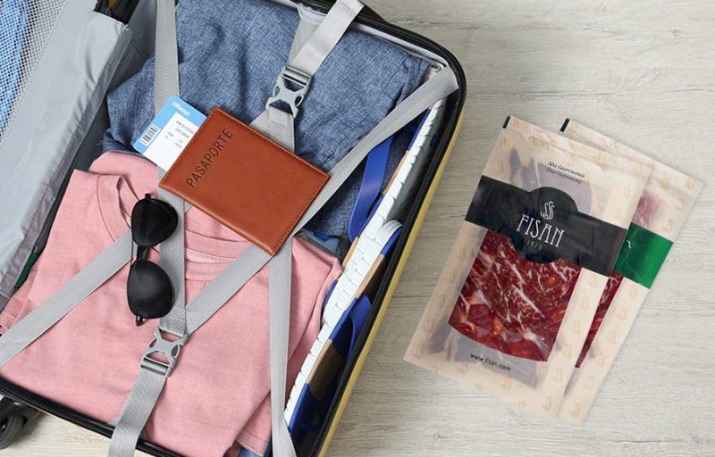 Equipaje y maletas con jamón ibérico envasado al vacío listo para viajar en avión